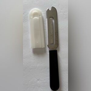 The Pampered Chef Cheese Knife Slicer Cutter Spreader with Cover